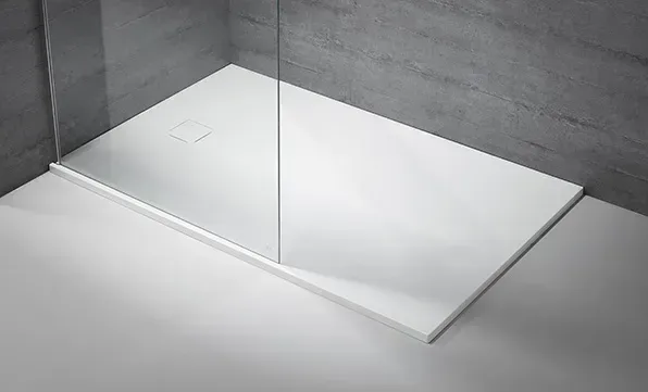 Flache Duschwanne mit Glastrennwand von oben