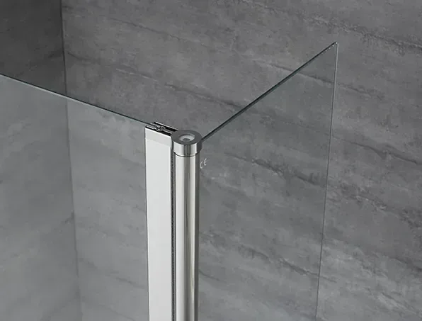 Schlankes Wandprofil einer Duschtrennwand aus Glas