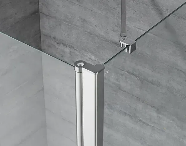 Glasklemme aus Metall hält die Trennwand aus Sicherheitsglas