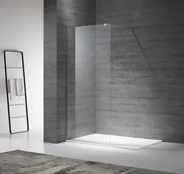 Helles Badezimmer mit Walk-in Dusche