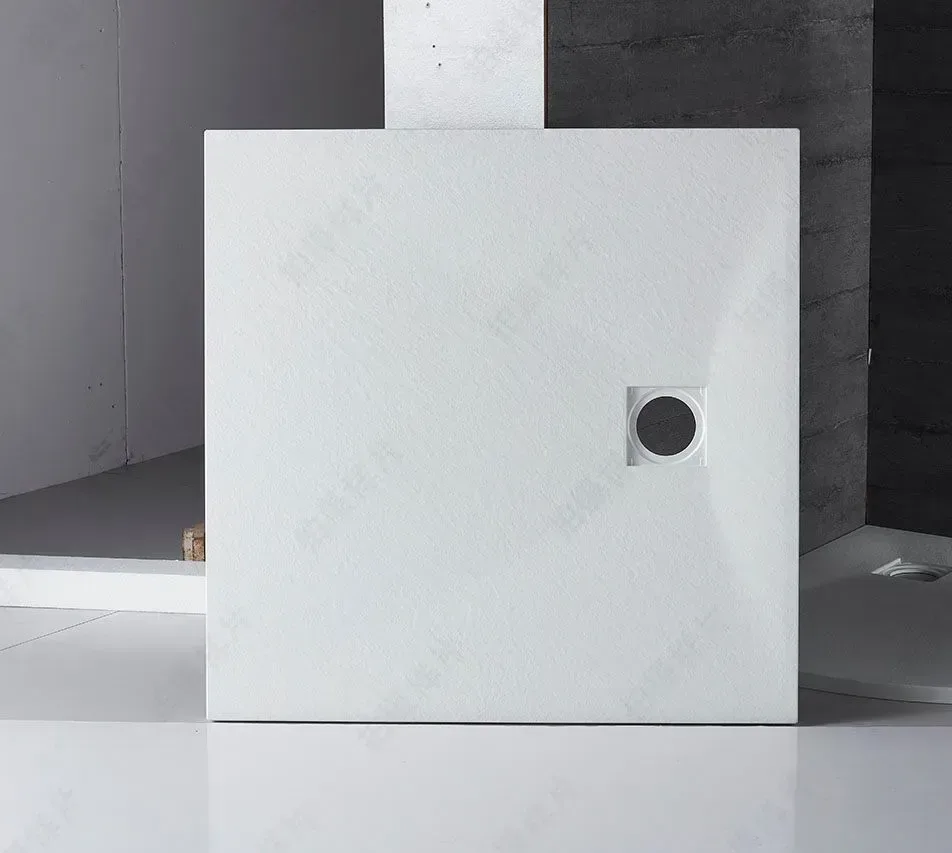 Quadratische Duschwanne mit mittigem Ablauf